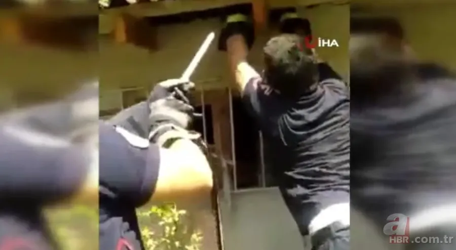 Kastamonu’da itfaiye ekiplerinin 2 metrelik yılanla imtihanı kamerada🐍 1