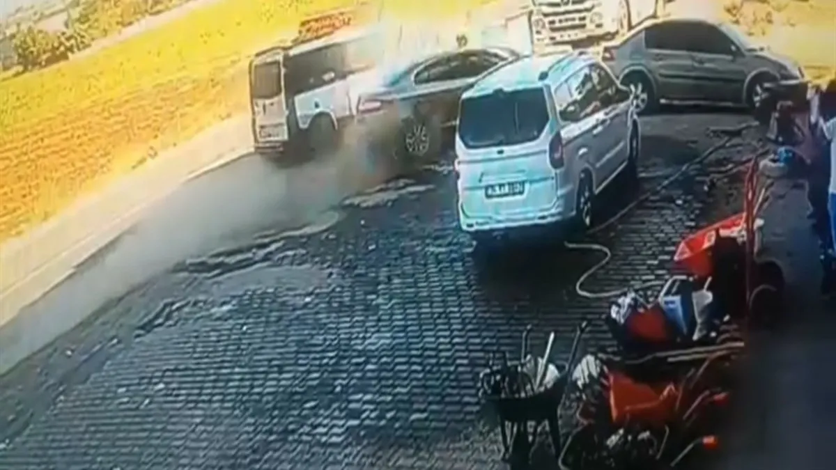 Diyarbakır’da otomobil ile minibüs çarpıştı: 3 yaralı