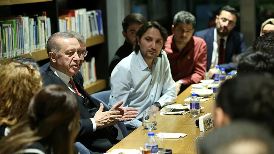 Başkan Erdoğan gençlerle sohbetinde bunu ilk kez açıkladı! Dikkat çeken İngiltere detayı! Türkiye'den denizaltı talebi