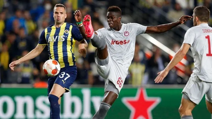 Fenerbahçe son dakikada yıkıldı! Olympiakos 1-0 Fenerbahçe UEFA Avrupa Ligi maç sonucu - ÖZET - 11