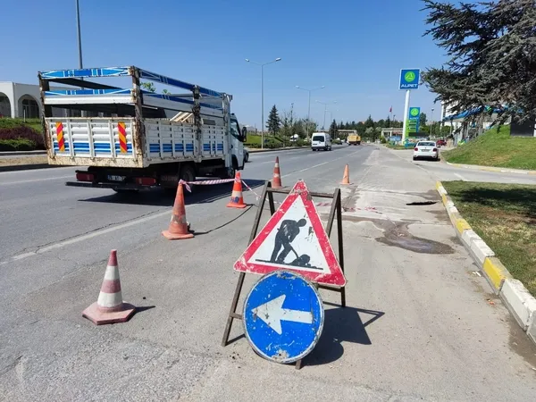 eskisehirde-korkuya-sebep-oldu-2-bucuk-metre-derinliginde-1654259058812.jpg Eskişehir’de dev çukur korkuya sebep oldu! 2 buçuk metre derinliğinde - 1