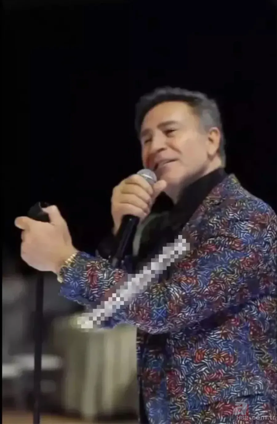 Şarkıcı İzzet Yıldızhan sahnede yandı! Şarkıyı bitirmeden... 2