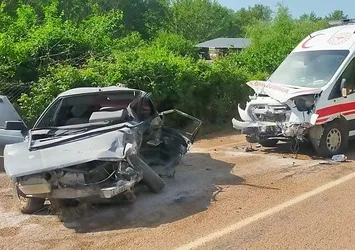 Adana'da ambulans ile otomobil birbirine girdi: 1 ölü 3 yaralı