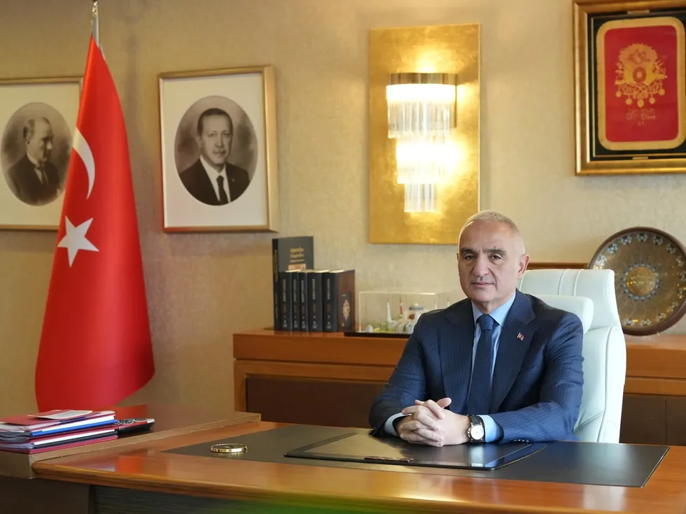 Sardes Antik Kenti’nde 2 bin 500 yıllık keşif: Lidya kültürünün izlerini taşıyan anıtsal genç erkek heykeli bulundu - 1