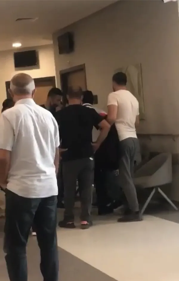 bursada-hastanede-tansiyon-yukseldi-hastalarin-sira-kavgasi-kamerada-1663158425251.jpg Bursa’da hastanede tansiyon yükseldi! Hastaların ‘sıra’ kavgası kamerada - 3