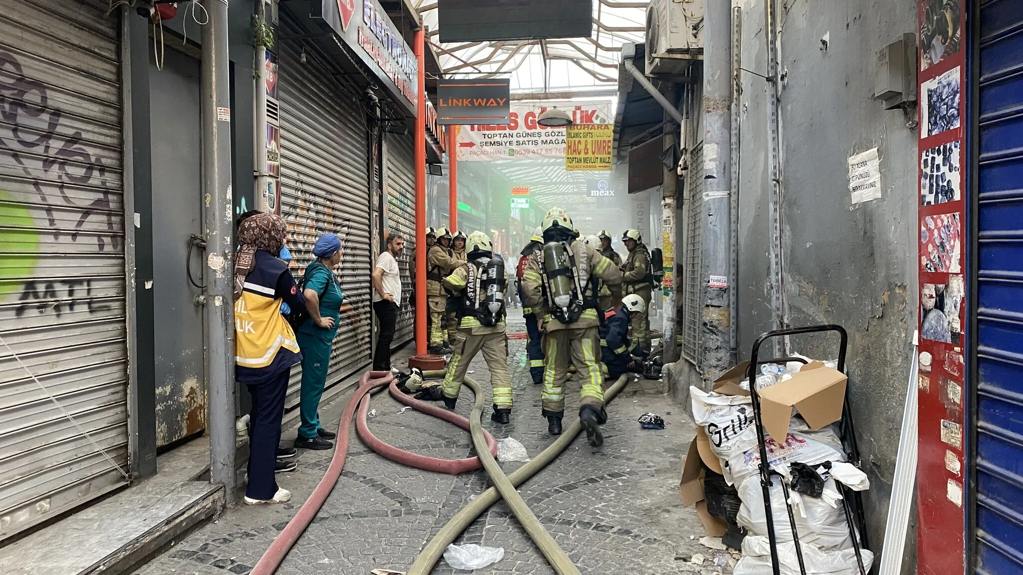 Eminönü'de iş yeri yangını! 2 itfaiye eri dumandan etkilendi