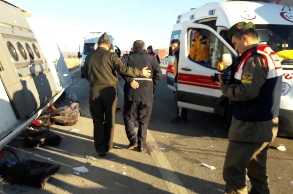 Afyonkarahisar'da otobüs devrildi: 30 yaralı - 3