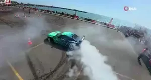 Asfalt eridi lastikler yandı