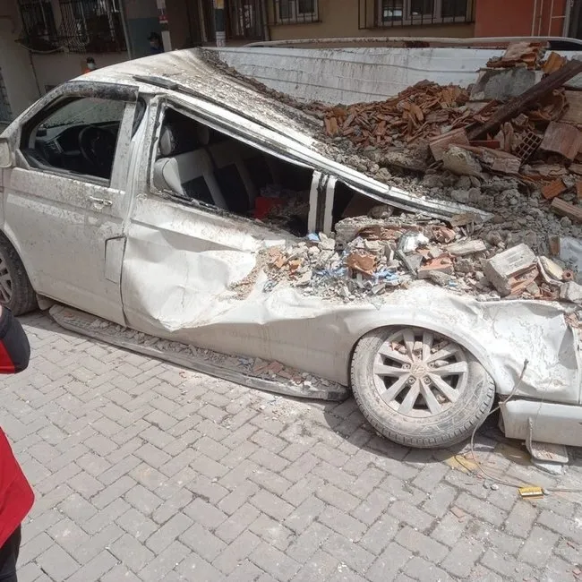 Zeytinburnu'nda çöken binanın altında kalmaktan son anda kurtuldu! O anları gözyaşlarıyla anlattı - 4