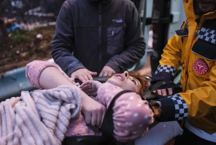 Depremden saatler sonra mucize kurtuluşlar! Umutlu bekleyişler sürüyor