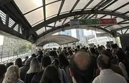 Mecidiyeköy metrobüs durağında yürüyen merdiven arızası nedeniyle vatandaşlar zor anlar yaşadı