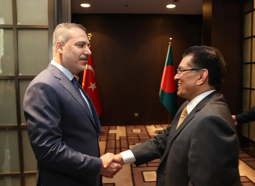 disisleri-bakani-fidan-bagladeste-ticaret-hacmini-2-milyar-dolara-yukseltecegiz-1780641677011.jpg Dışişleri Bakanı Hakan Fidan, Bangladeş'in başkenti Dakka'ya gerçekleştirdiği resmi ziyaret kapsamında, mevkidaşı Khalilur Rahman ile bir araya geldi. (AA)