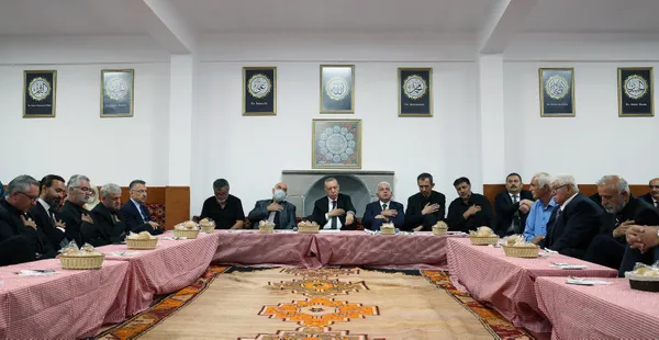Başkan Erdoğan Alevi dedeler ile birlikte iftar programında! Alevi kanaat önderleriyle önemli görüşme