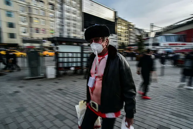 Taksim'de garip giyimli turist! Herkes onu izledi - 1