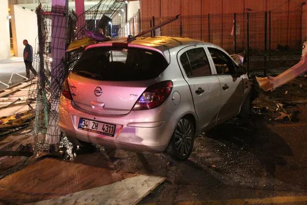 1629343020777.jpg Kadıköy'de korkunç kaza! Virajı alamadı otoparka daldı - 1