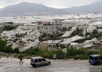 Mersin’de korkutan görüntüler! Fırtına ve hortum biri tır iki aracı devirdi çatıları uçurup seraları parçaladı
