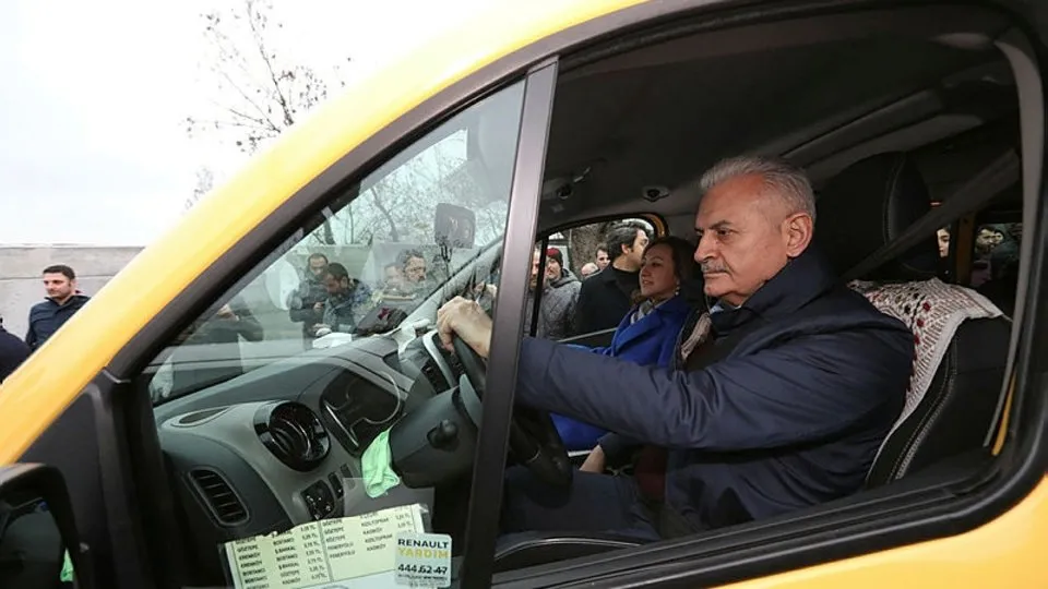Binali Yıldırım, minibüs durağını ziyaret etti