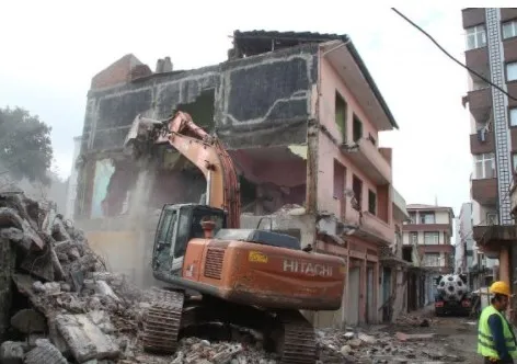 rizede-afetlerle-mucadele-basladi-dere-yatagindaki-yapilarin-yikimina-baslandi-1641800101345.jpg Rize’de afetlerle mücadele başladı! Dere yatağındaki yapıların yıkımına başlandı - 6