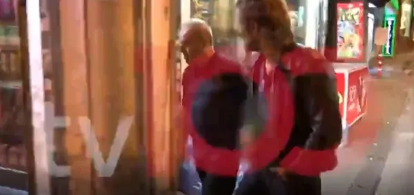 arctic-monkeysten-olayli-beyoglu-gecesi-bakkal-ile-tartistilar-1660250134967.jpg Arctic Monkeys'ten olaylı Beyoğlu gecesi! Bakkal ile tartıştılar: Ünlü olsalar da fark etmez