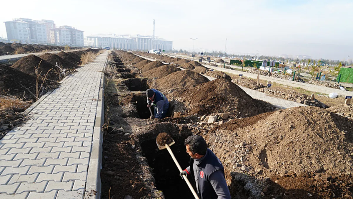 Erzurum’da kış öncesi mezar hazırlığı