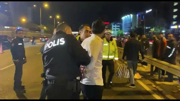 1700277352283.jpeg İstanbul Kadıköy'de feci kaza! Takla atıp motosiklet üzerine düştü! Kaçan sürücü yerine başka birini gönderdi - 2