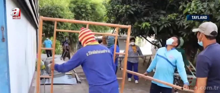 Fabrikada dev piton paniği! Yılan avcısı genç kadın... 2