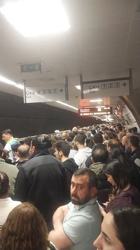 uskudarda-metro-arizasi-seferler-aksadi-1713810491432.jpeg Üsküdar'da metro arızası! Seferler aksadı - 3