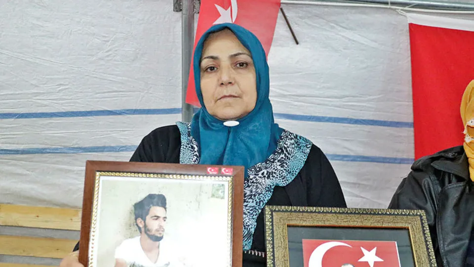 HDP önündeki eylemde 104’üncü gün! Necibe Çifçi: Oğlumu ahıra götürüp elini kolunu bağladılar ve...