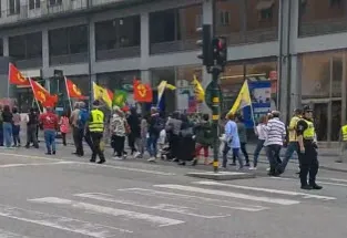 PKK’lı teröristler İsveç’in başkenti Stockholm’de teröristbaşı Öcalan posterleriyle yürüdü! Güvenlik görevlileri sadece izledi