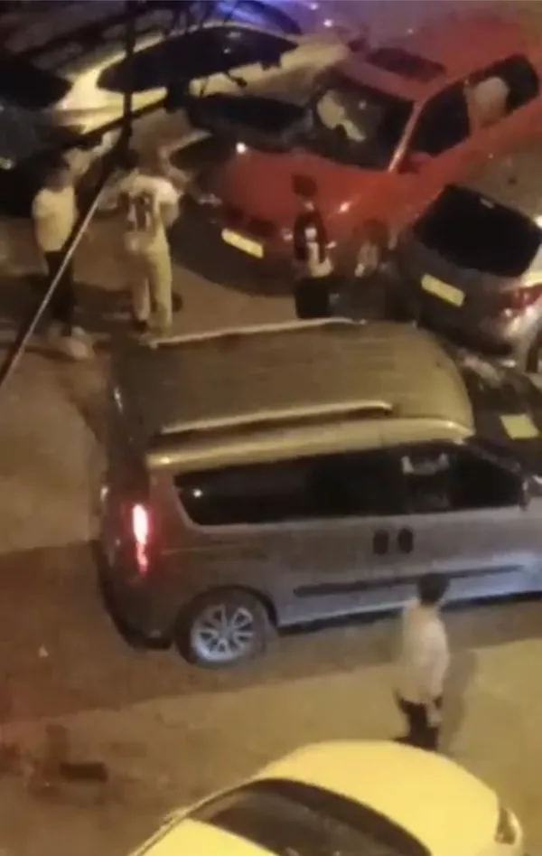 bursada-otopark-kavgasi-mahalleli-sokaga-dokuldu-1663827799286.jpg Bursa’da otopark kavgası! Mahalleli sokağa döküldü - 1