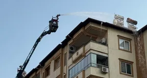 Gaziantep’te 6 katlı binanın çatısında yangın!
