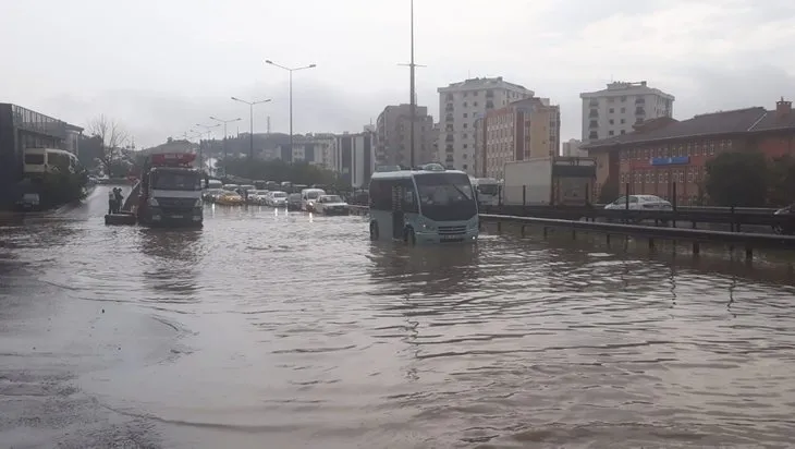 Pendik’te yoğun yağış nedeniyle araçlar mahsur kaldı