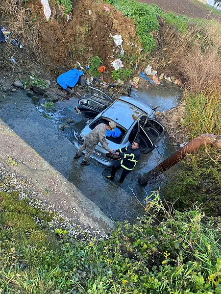Hatay'da minibüsle çarpışan otomobil dereye devrildi: 3 ölü, 2 yaralı - 4