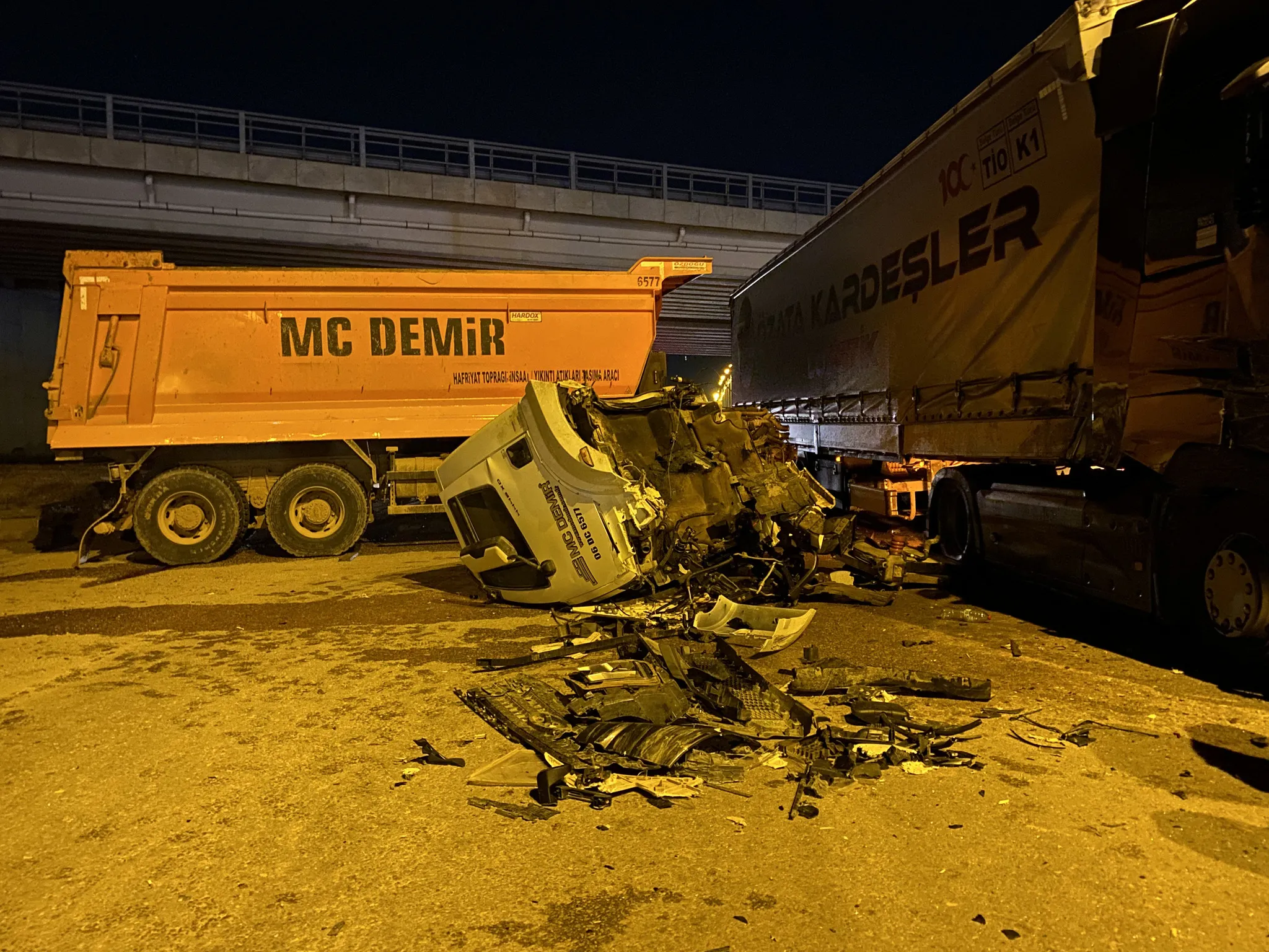 Ankara'da dehşet: TIR'la çarpışan hafriyat kamyonunun kupası koptu