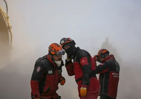Kahramanmaraş merkezli deprem bölgelerine yardım akıyor