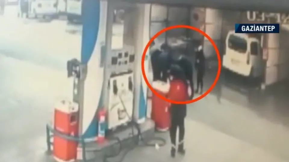 Benzin istasyonunda hayati müdahale! Nefes alamayan bebek...