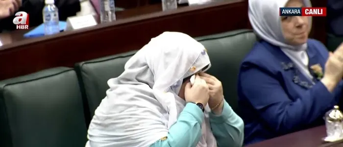 Başkan Erdoğan'ın konuşması sırasında Mihalgazi Belediye Başkanı Zeynep Güneş gözyaşlarını tutamadı