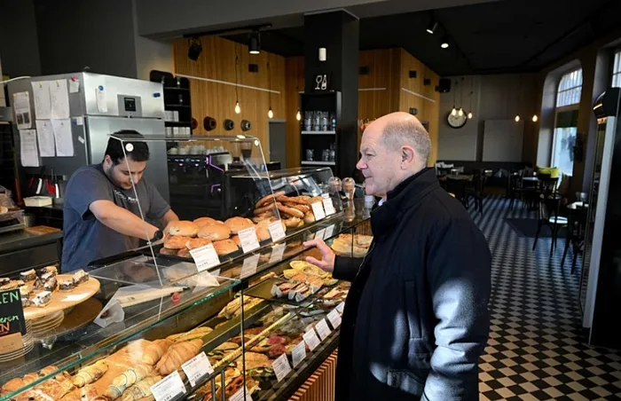 almanya-tarihinin-en-kritik-seciminde-musktan-ortaligi-karistiracak-paylasim-sandalyemden-dusecek-gibi-oldum-1740296858464.jpg ABD Şansölyesi Olaf Scholz, seçimin öncesinde esnafı ziyaret etti ve bir fırından Alman kurabiyesi satın aldı. (AFP)