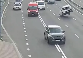Şaşkına çeviren olay! Elektrik tellerine takılıp takla attı