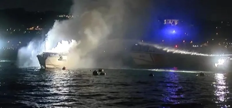 Lüks tekne alevler içinde kaldı! İstanbul Bebek'ten korkutan görüntü