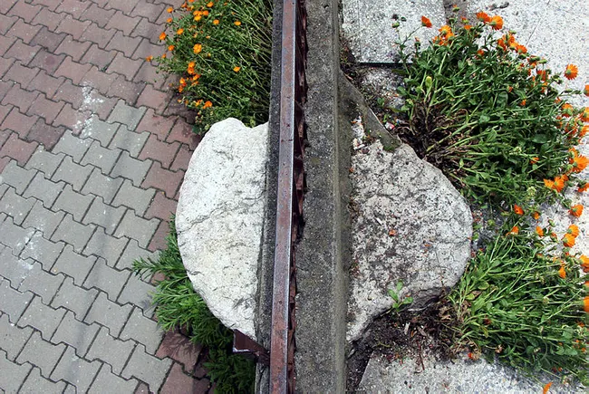 Roma döneminden kalan sütun, bahçe duvarında kullanıldı - 1