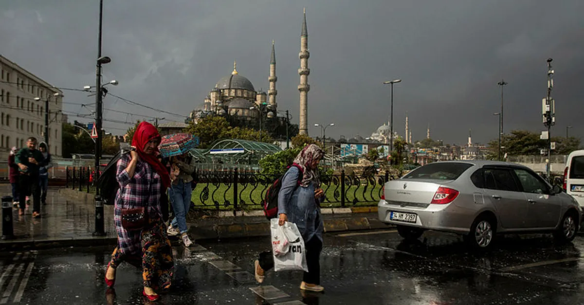 İstanbul'da beklenen yağış başladı |Video
