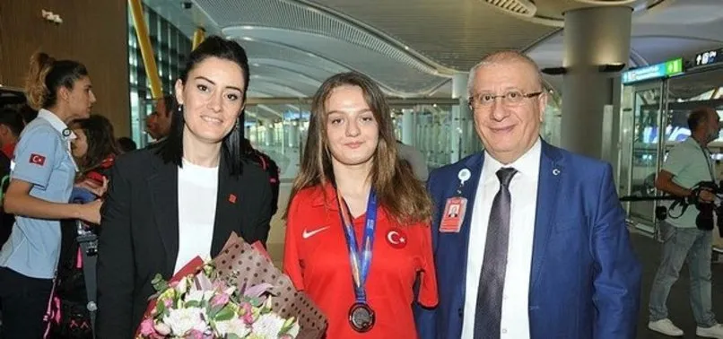 Paralimpik milli yüzücüler yurda döndü