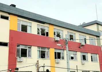 PKK'nın Karkamış'a yaptığı saldırıda hasar gören okulun etrafındaki enkaz kaldırıldı