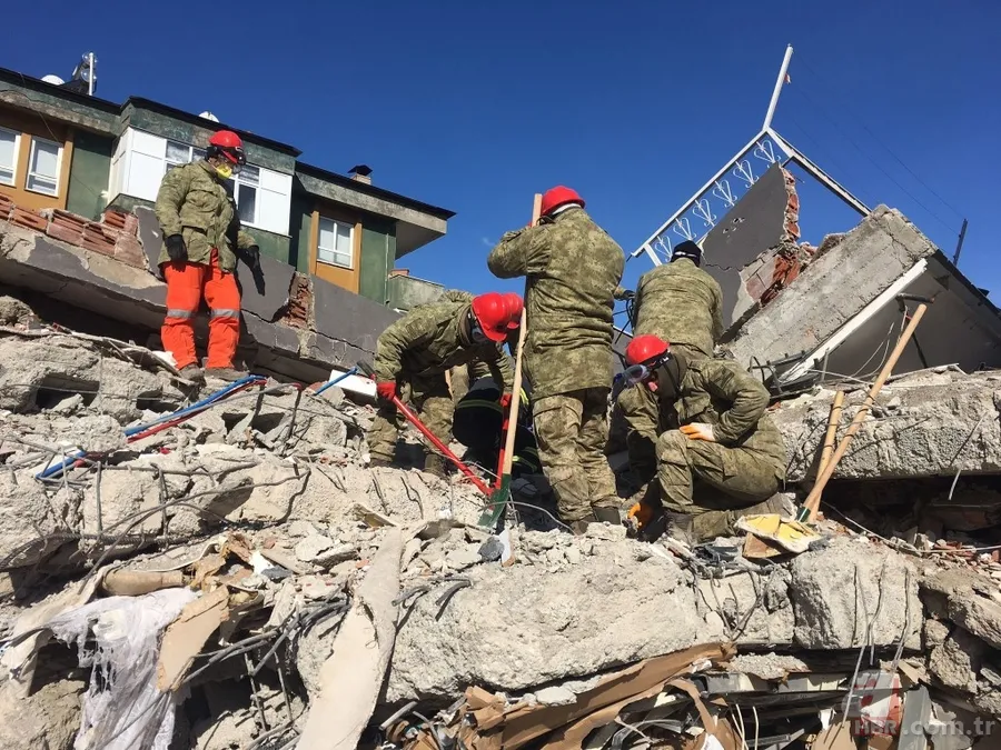 Mehmetçik deprem bölgesinde var gücüyle aralıksız çalışıyor 18