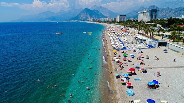 Antalya'ya turist akını: Bir günde 90 bin kişi giriş yapıyor! Bazı otellerde boş yastık bile kalmadı - 1
