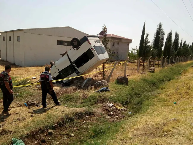 Ailesinden izinsiz aldığı minibüsle takla attı: 1 ölü, 4 yaralı - 2