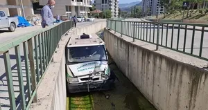 Cenaze aracı su kanalına düştü