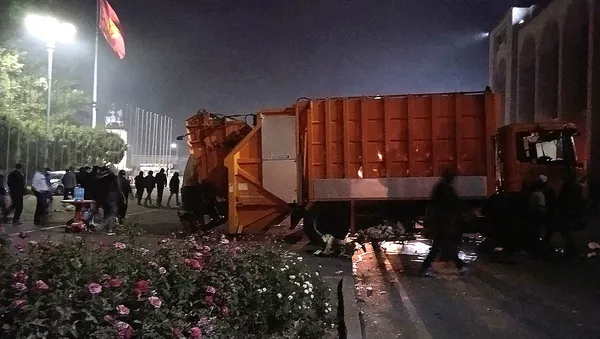 Son dakika... Kırgızistan Cumhurbaşkanlığı Sarayı ve parlamentosu işgal edildi