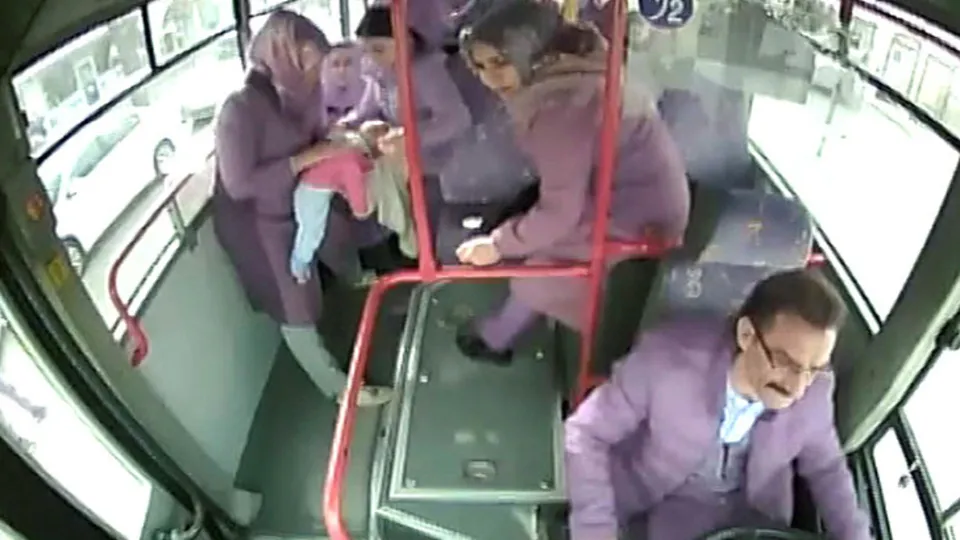 Halk otobüsü şoförü bebeğin hayatını kurtardı